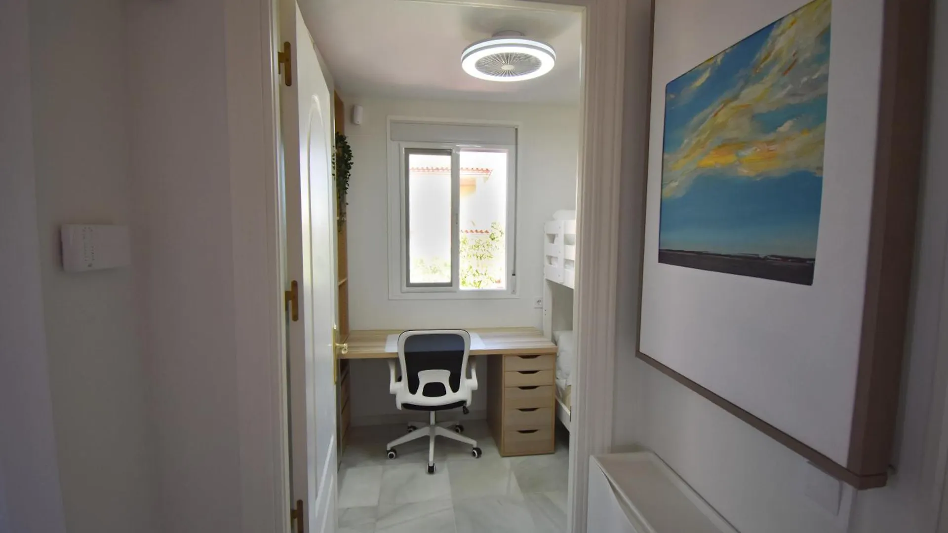The Coral Breeze - Top Floor Apartment With Spectacular Views 마닐바