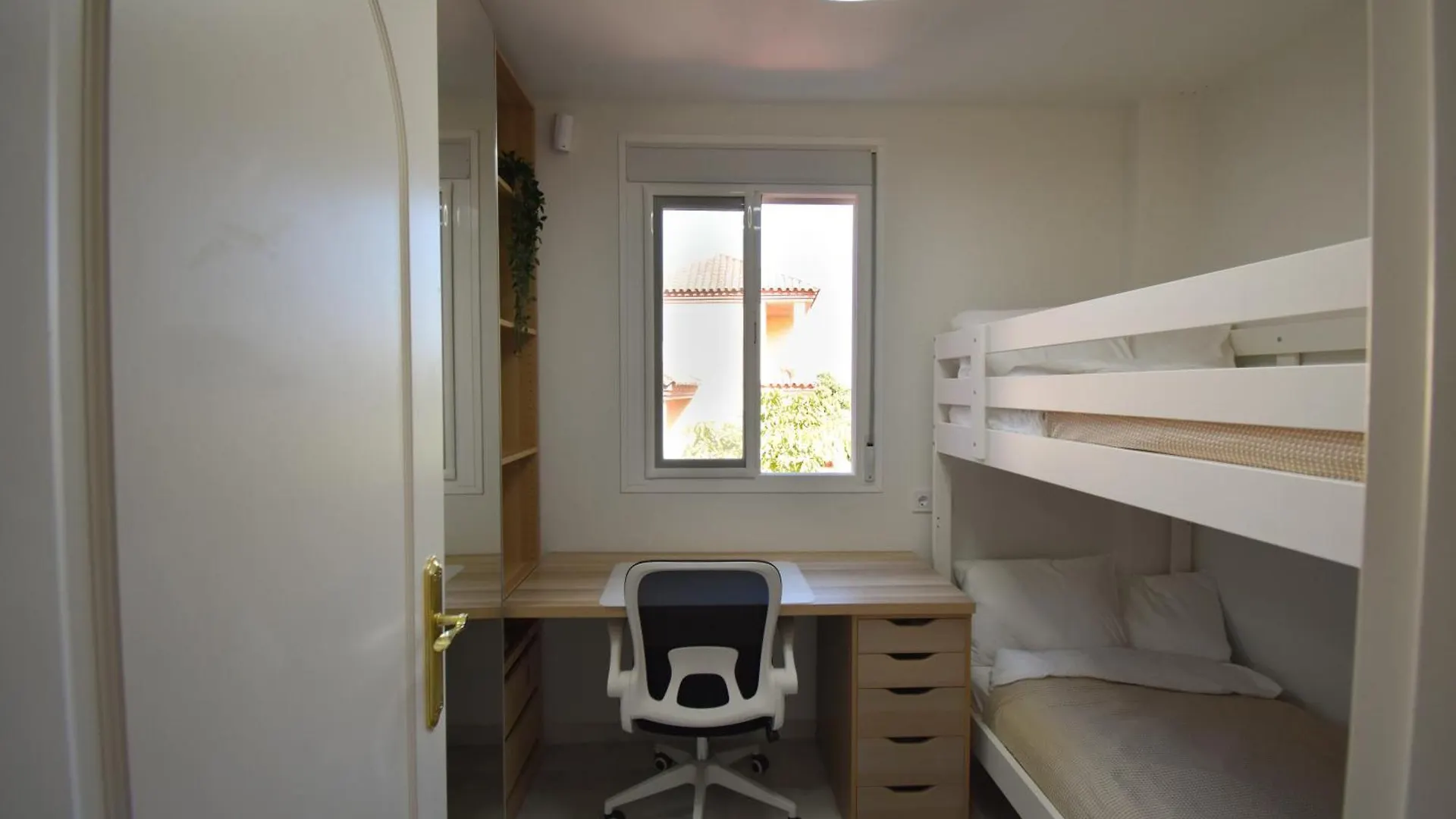 The Coral Breeze - Top Floor Apartment With Spectacular Views 마닐바