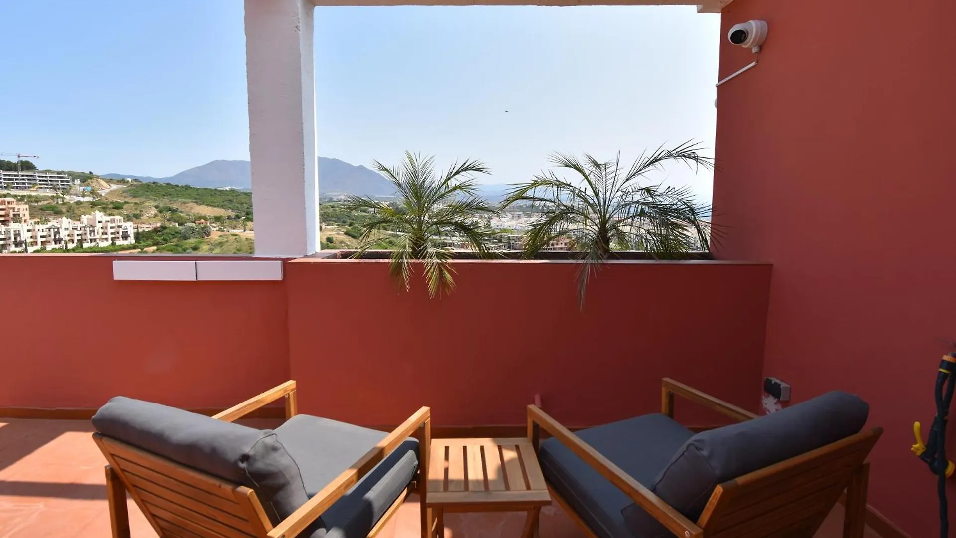 The Coral Breeze - Top Floor Apartment With Spectacular Views 마닐바