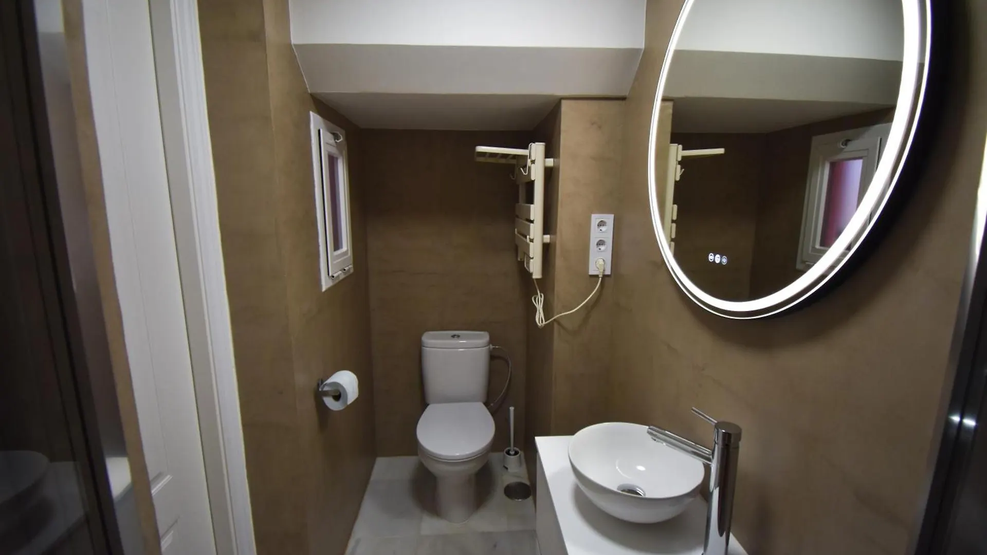 The Coral Breeze - Top Floor Apartment With Spectacular Views 마닐바