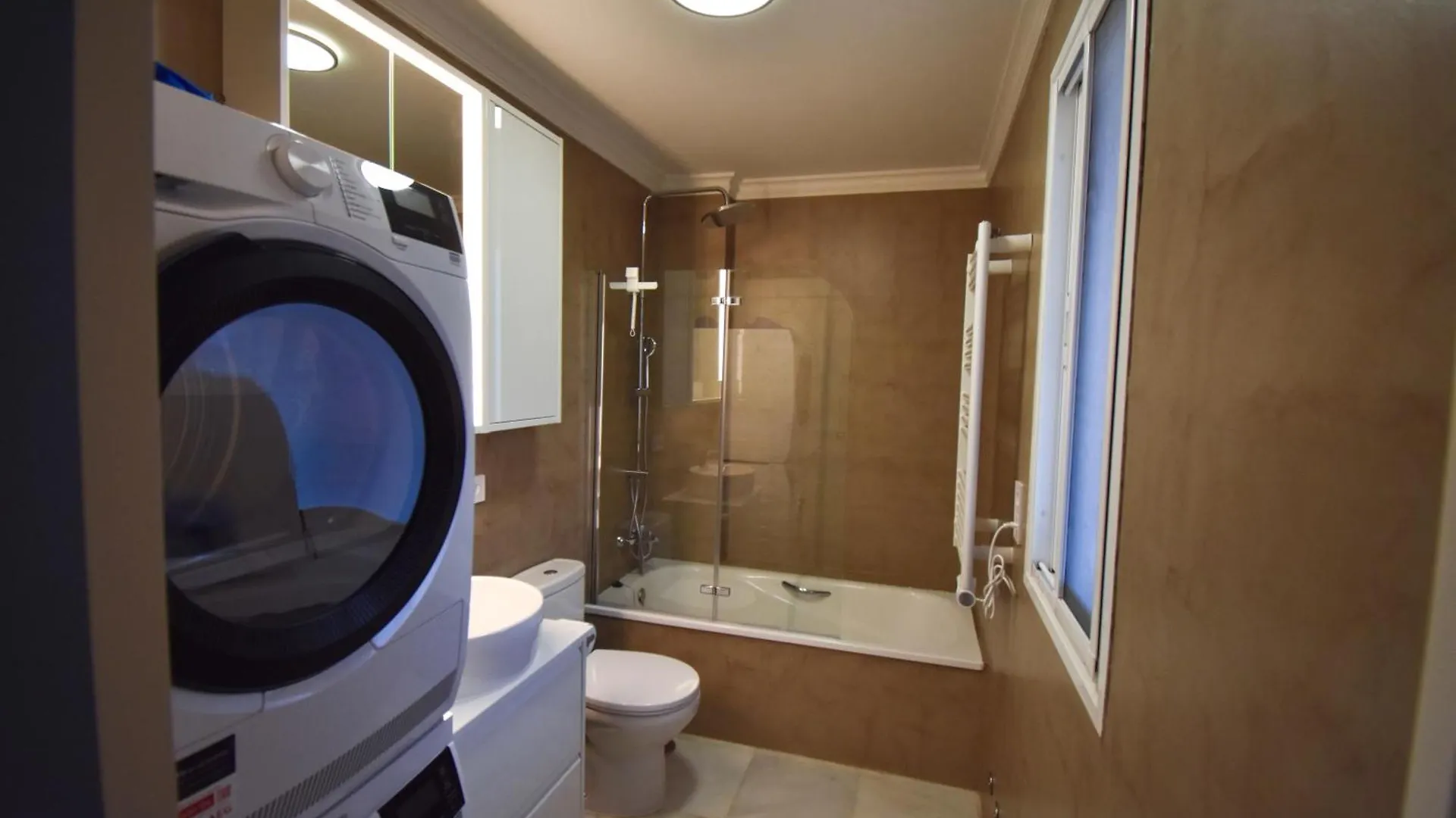 The Coral Breeze - Top Floor Apartment With Spectacular Views 마닐바