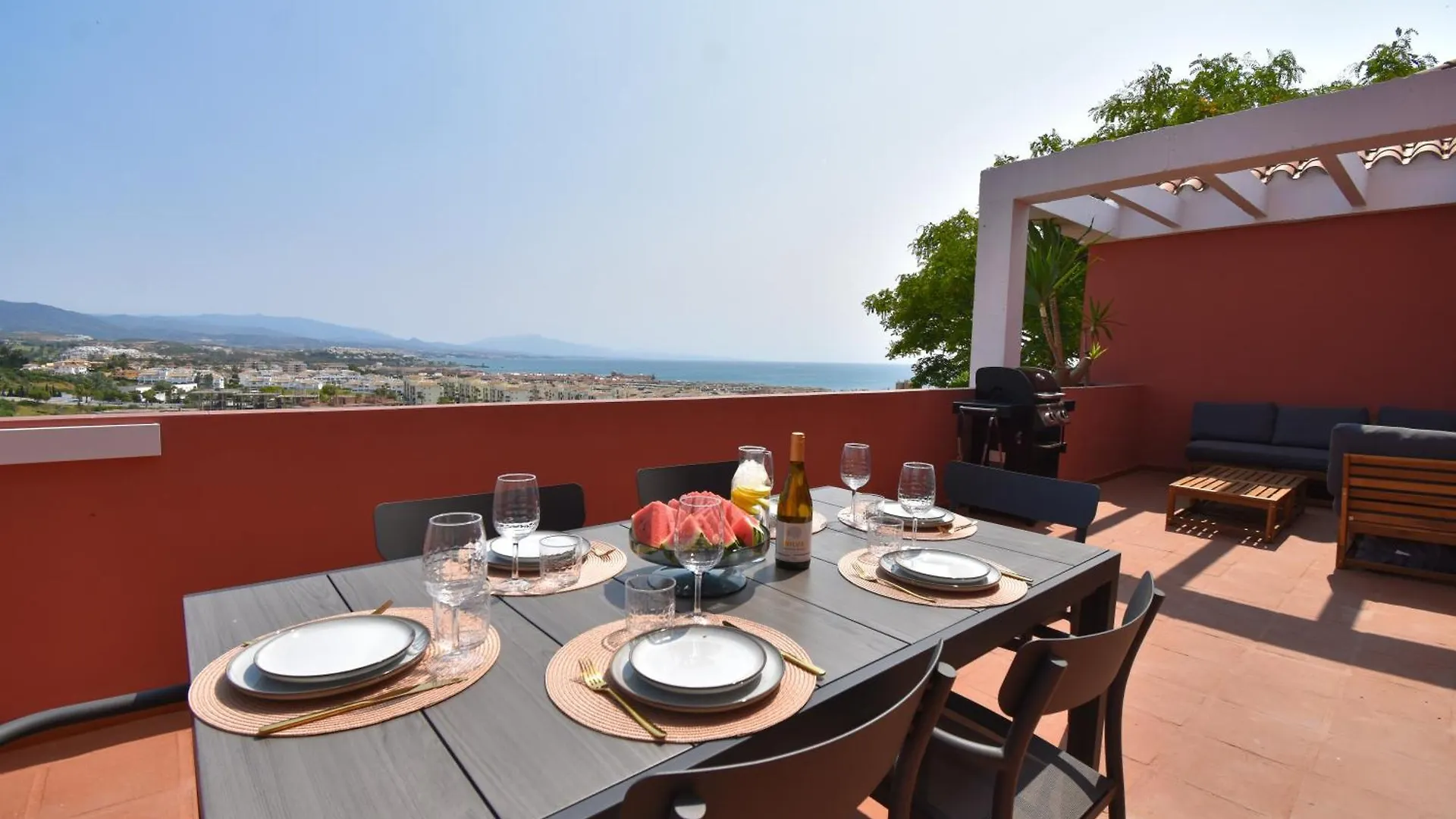 The Coral Breeze - Top Floor Apartment With Spectacular Views 마닐바