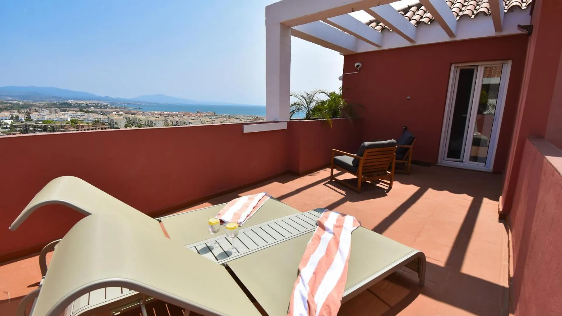 The Coral Breeze - Top Floor Apartment With Spectacular Views 마닐바