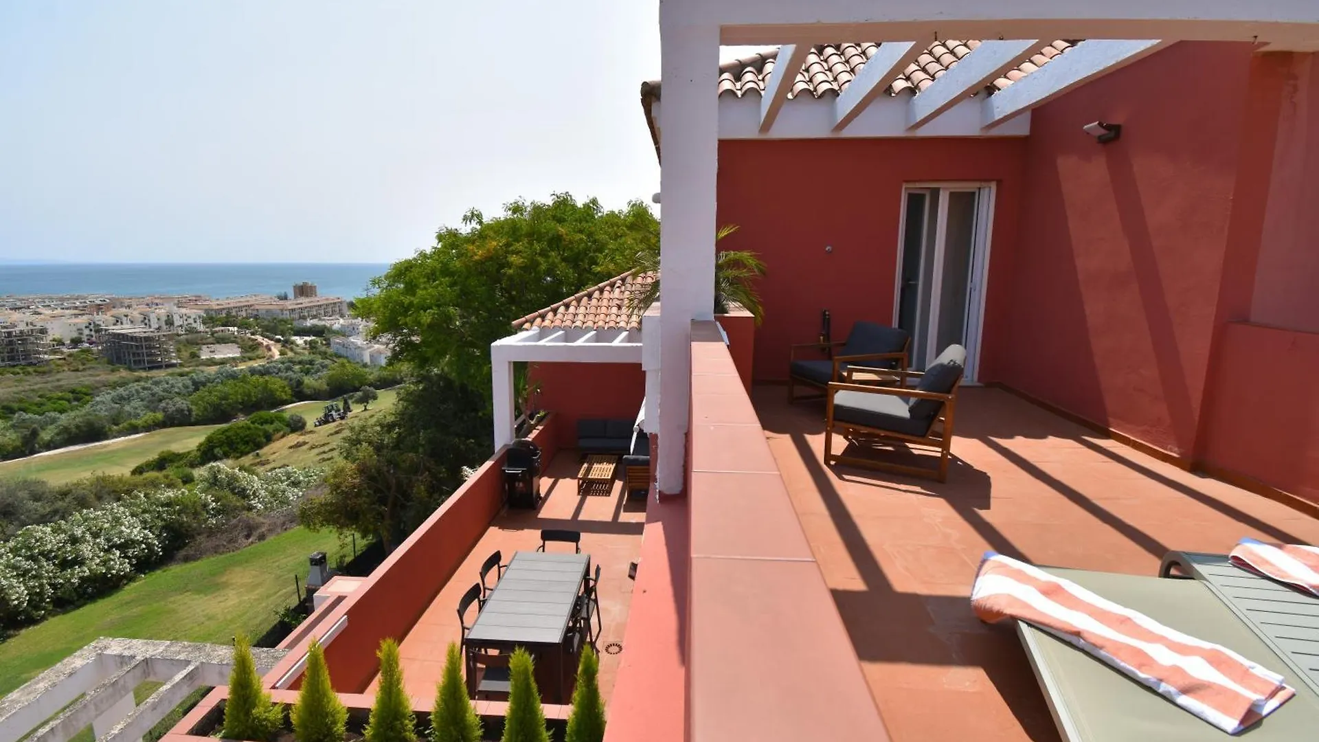 The Coral Breeze - Top Floor Apartment With Spectacular Views 마닐바