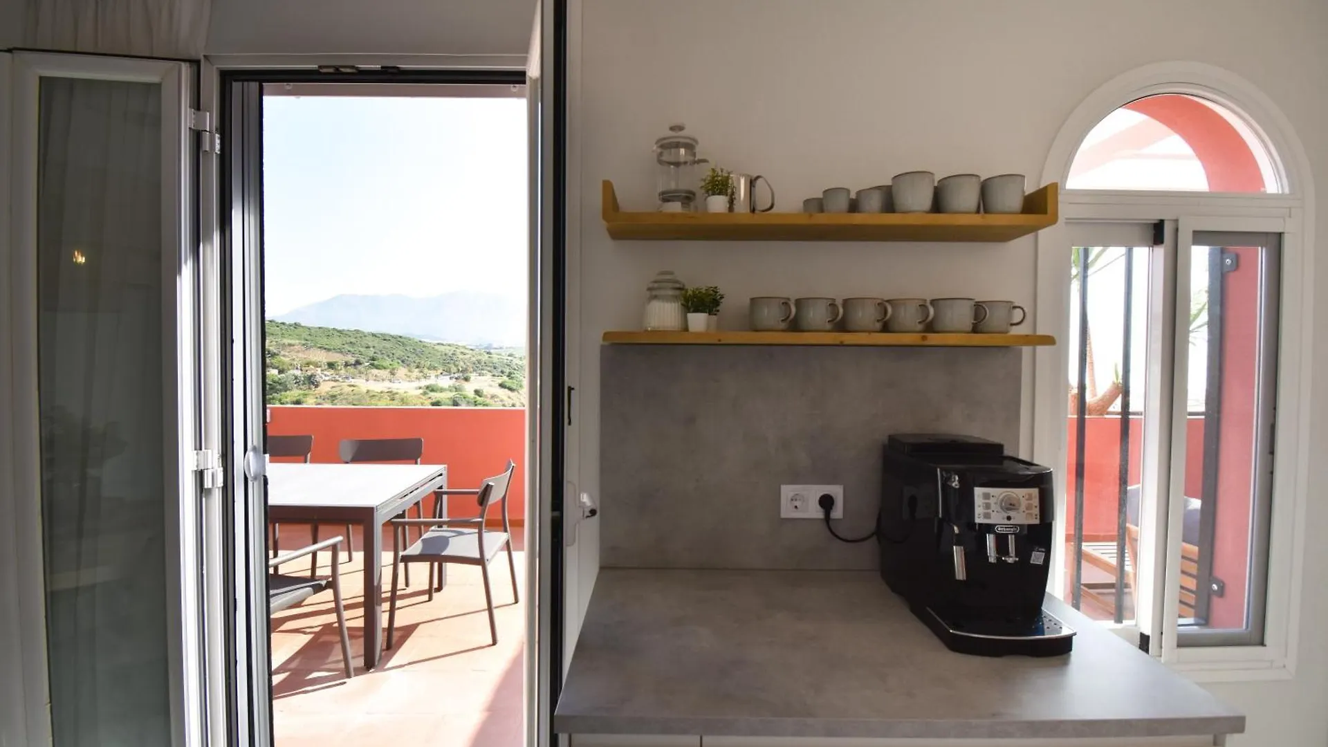 The Coral Breeze - Top Floor Apartment With Spectacular Views 마닐바