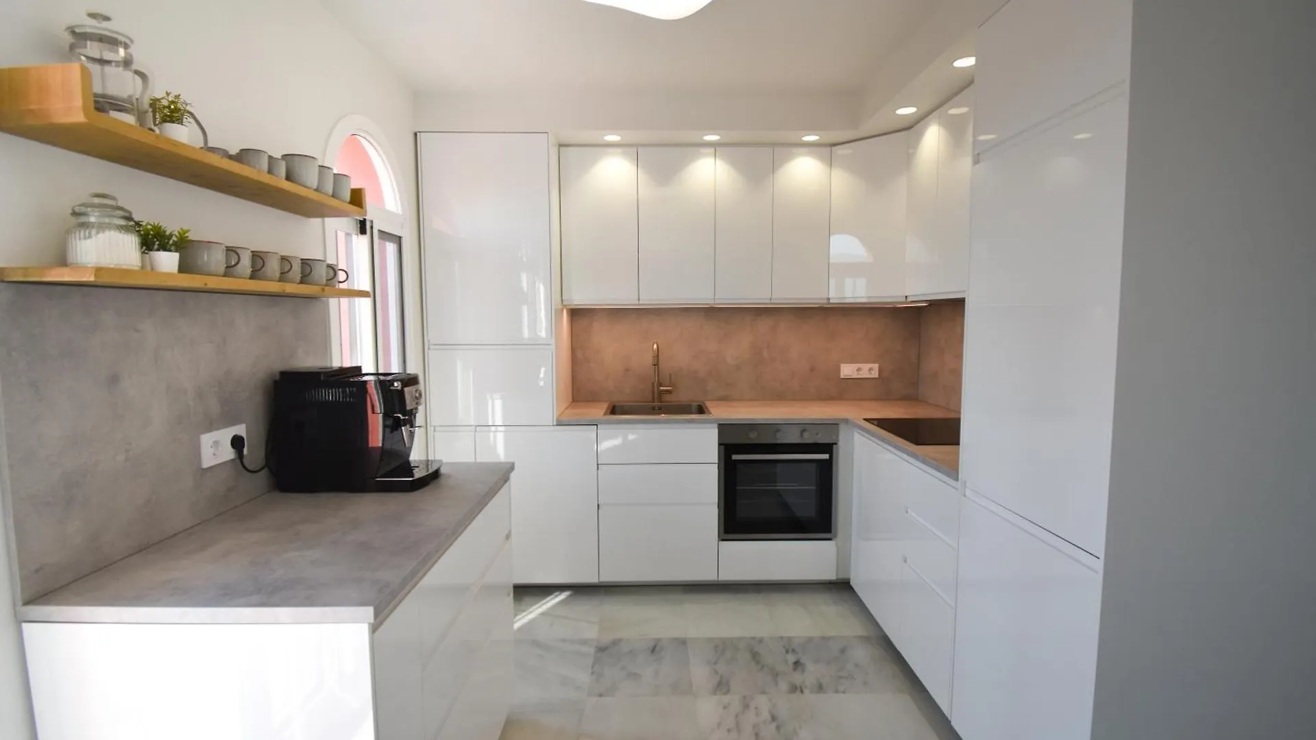 The Coral Breeze - Top Floor Apartment With Spectacular Views 마닐바
